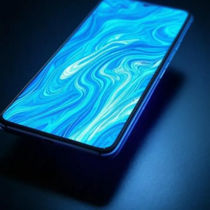 Csúcskategóriás okostelefon futurisztikus környezetben